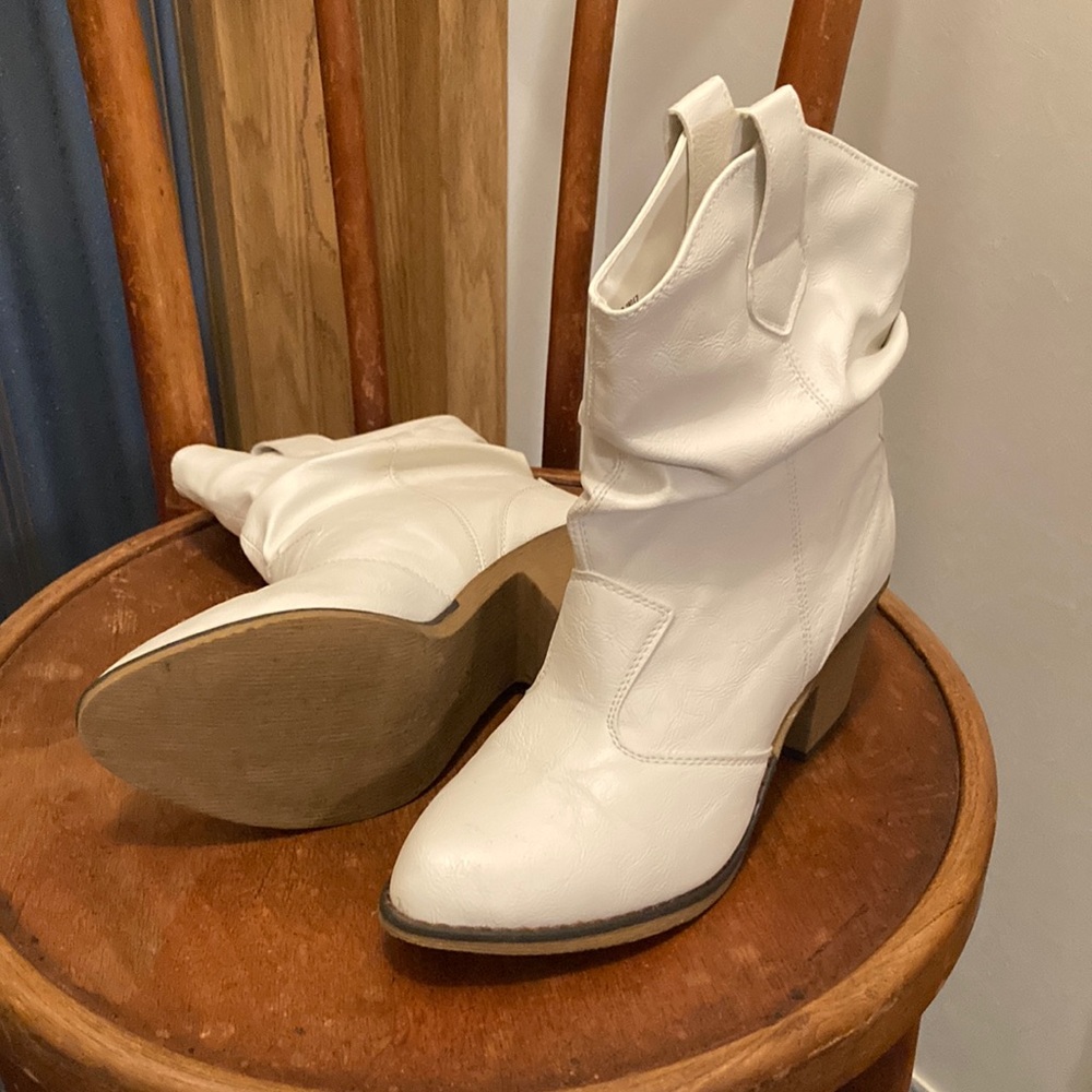 Charles Albert Woman’s Modern Western Cowboy Distressed Boot